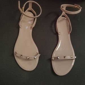 Gel beige sandals with ankle strap.